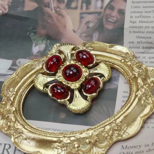 Vintage rétro croix creuse rouge verre gemme broche pendentif affichage de détail