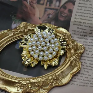 Broche fleur perle vintage, elegante bijou en metal dore avec accessoire vue detail.