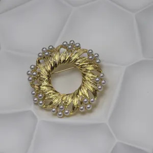 Antike goldfarbene Perlen Kranz Brosche Detail, klassisches elegantes Modeschmuck Accessoire.