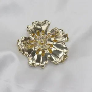 Vue détaillée d'une broche fleur dorée vintage avec finition métallique et fermoir sécurisé.