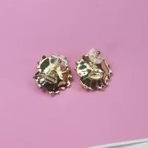 Boucles d'oreilles clous fleurs dorees vintage avec stamp grave au dos, elegant style retro.
