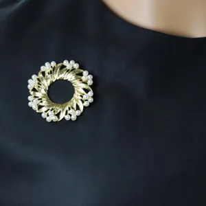 Vintage goldfarbene Perlen Kranz Brosche elegante Mode Kostüm Schmuck Accessoire für Damen