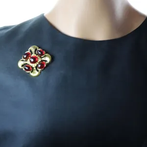 Broche Pendentif Croix en Verre Rouge Doré Style Vintage Bijou Rétro Élégant et Tendance