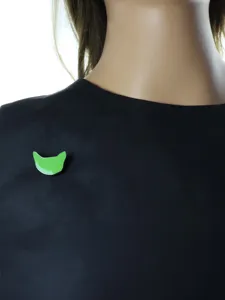 Broche chat emaillee verte accessoire epingle metal vue detail, bijou minimaliste mode.