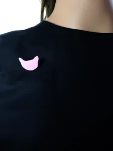 Broche émaillée chat rose minimaliste accessoire de mode en métal pour vêtements chic