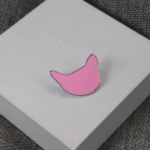 Jolie broche insigne en email chat rose accessoire de mode metal sur bloc blanc