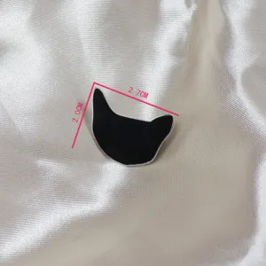 Vue détaillée de la broche chat en émail métallique, mettant en valeur le savoir-faire.