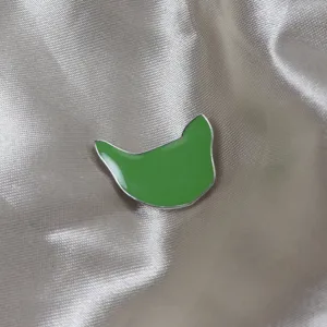 Broche chat en émail vert badge en métal accessoire de mode style designer élégant