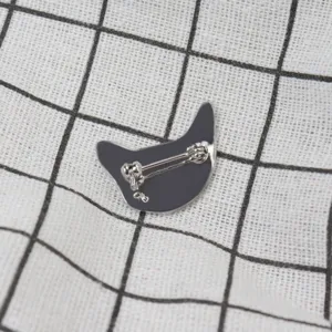 Gros plan détaillé de l'arrière d'une broche chat en métal avec fermoir de sécurité.
