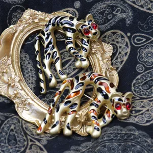 Spilla leopardo vintage dorata con smalto colorato e occhi di cristallo rosso elegante donna.