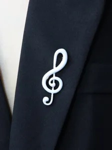 Enamel treble clef brooch pin music note jewelry accessory for suit lapel clothing decor.