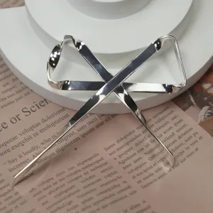 Fermaglio per capelli minimalista a nastro argentato, elegante accessorio fiocco in metallo.