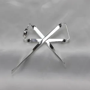 Spilla con fiocco in metallo argentato minimalista geometrico elegante accessorio da donna.