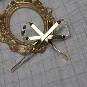Elegante spilla a fiocco in metallo dorato forcina, dolce accessorio nastro per donne.