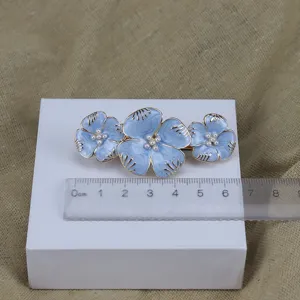 Barrette à cheveux fleur émail bleu avec perles, design rétro élégant pour femmes et filles.