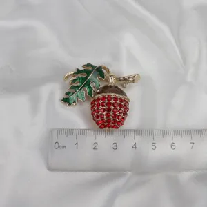 Spilla vintage di ghianda in strass con foglia di smalto verde, elegante accessorio di gioielleria.