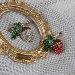 Spilla ghianda strass smalto vintage stile corte retrò accessori abbigliamento design gioielli