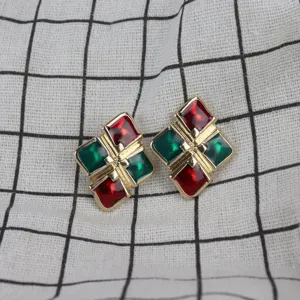 Vista detallada de pendientes de botón de esmalte de rombos barrocos vintage rojo y verde.