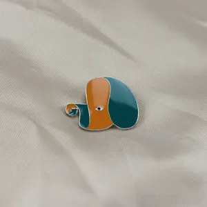 Cute abstract dog enamel brooch, stylish metal animal lapel pin for clothes accessories.