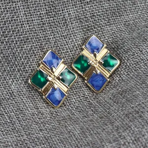 Pendientes vintage barrocos de esmalte de rombos detalle con diseño geométrico en azul y verde.