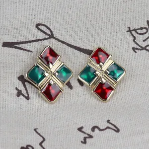Pendientes de tuerca esmaltados en forma de rombo barroco vintage con piedras rojas.