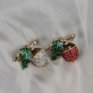 Spilla a ghianda in smalto vintage con strass scintillanti e foglie verdi dettaglio.