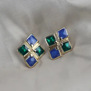 Pendientes cuadrados de esmalte vintage con piedras azules y verdes, detalle.
