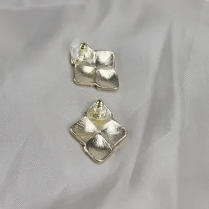 Pendientes esmaltados barrocos vintage vista detallada con mano fina y pasador de plata.