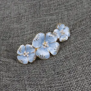 Pince à cheveux fleur émail bleu perle barrette élégante accessoire pour coiffure de femme.