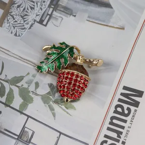 Spilla ghianda strass rosso vintage con foglia smalto verde, gioiello metallo pianta retro.