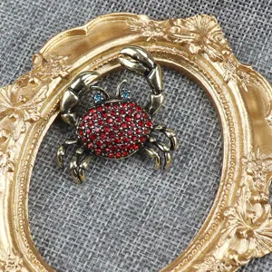 Antike Kristall Krabbe Brosche Anstecknadel, kunstvoller Goldrahmen Detailaufnahme, Schmuck.