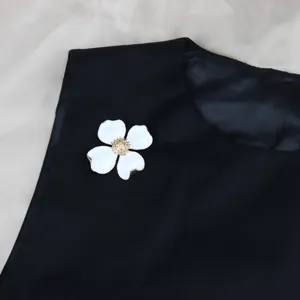 Vintage Clover Floral Brooch Alloy White Enamel Gold Plated Fashion Jewelry Suit Dress Lapel Pin Women Gift