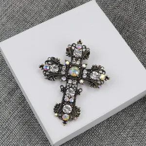 Detail van vintage oprechte kruis broche hanger met sprankelende kristallen antiek goud.