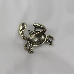 Rückseitenansicht der Vintage Metall Krabbe Brosche mit stabiler Nadel und Verschluss.