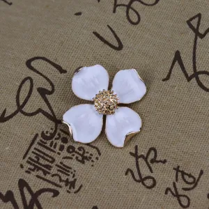 Vintage Four-Petal Flower Metal Brooch Elegant Enamel White Lapel Pin for Women Clothing