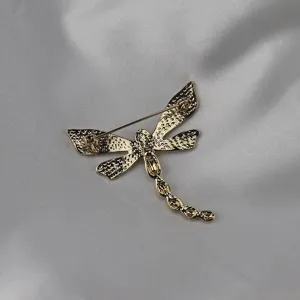 Detailed view of the vintage alloy dragonfly brooch back, showing secure pin clasp structure.
