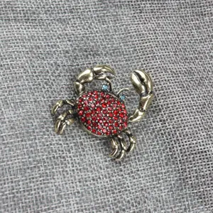 Vintage Strass Krabbe Brosche Detail, antike Goldton Metall, roter Kristall Körper Mode.