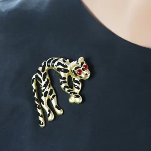 Spilla leopardo vintage con smalto nero e strass rossi per gioielli di moda da donna eleganti.