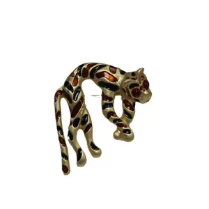 Spilla leopardo in smalto stile vintage, gioiello di lusso color oro con occhi rossi.