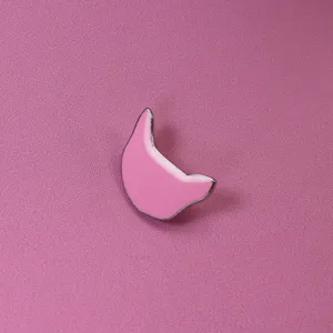Broche en métal émaillé chat rose, vue détaillée, joli accessoire mignon pour vêtements.