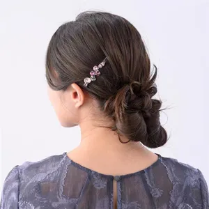 Detailaufnahme einer minimalistischen Strass Haarnadel als eleganter seitlicher Haarschmuck.