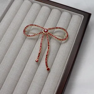 Retro große rote Strass Schleife Brosche Detailansicht, elegante goldfarbene Kleidung Accessoire.