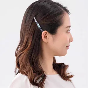 Minimalistische bunte Edelstein Haarnadel Detailansicht, elegante Seitenklemme für Damen.