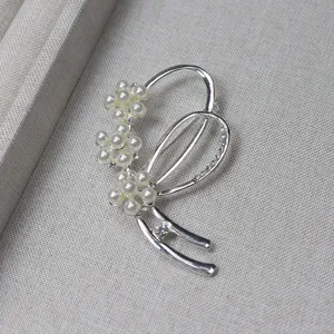 Elegant silver-toned pearl rhinestone brooch pin for women suit sweater clothing accessories