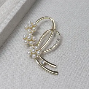 Pearl rhinestone brooch detail view, exquisite gold plated alloy metal with glossy faux pearls shine.