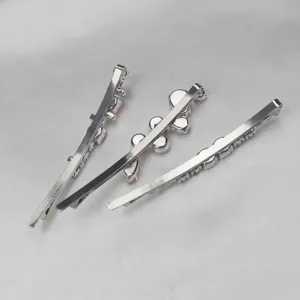Minimalistisches farbiges Edelstein Haarnadel Set Detailansicht, elegante Metallklammern.