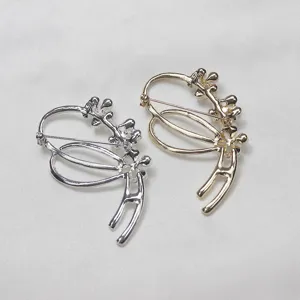 Detailed view of Japanese niche designer pearl brooch, elegant metal alloy suit accessory.
