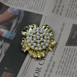 Broche fleur perle dorée style vintage, élégante épingle bijou rétro pour femme charmante.
