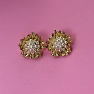 Magnifiques boucles d'oreilles puces à motif floral doré vintage avec perles et pétales.