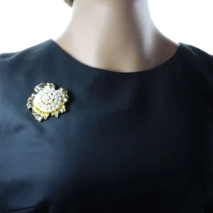Broche fleur vintage ton or élégante avec centre perlé pour femme accessoire chic.